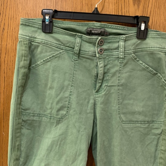 Torrid green Aviator cargo utility capri pants, size 12, slim fit - Picture 3 of 9